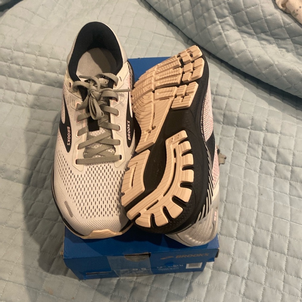 Brand New Brooks Adrenaline GTS 22 women’s size 9.5